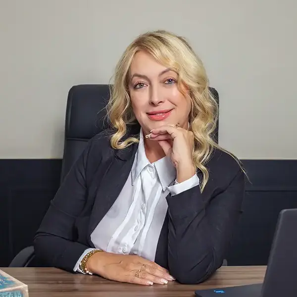 Milene Lacerda, advogada, sentada à mesa do escritório